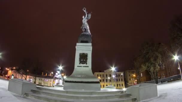 Monument van onafhankelijkheid winter nacht timelapse hyperlapse. Kharkiv, Oekraïne — Stockvideo