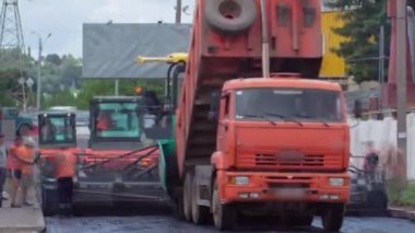 Bir fayans ustası son işlemci, asfalt tamamlayıcı veya kaldırım makine asfalt tabakası repaving inşaat proje timelapse sırasında yerleştirme