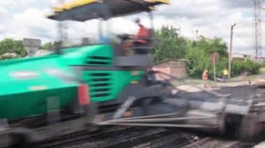 Bir fayans ustası son işlemci, asfalt tamamlayıcı veya kaldırım makine asfalt tabakası repaving inşaat proje timelapse sırasında yerleştirme