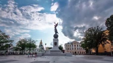 Anayasa Meydanı timelapse hyperlapse şehir merkezinde Kharkov.