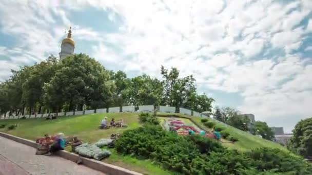 O campanário da Catedral da Assunção Uspenskiy Sobor timelapse hyperlapse com canteiro de flores, Kharkov, Ucrânia . — Vídeo de Stock