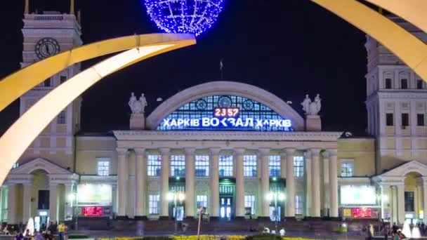 Zuidstation, de officiële naam van de Kharkov-Passenger railway station nacht timelapse hyperlapse. — Stockvideo