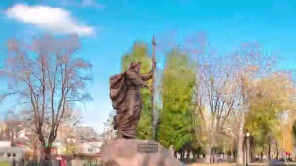 O monumento ao Santo Apóstolo André, o Primeiro Chamado no parque da cidade strelka hyperlapse timelapse em Kharkov, Ucrânia — Vídeo de Stock