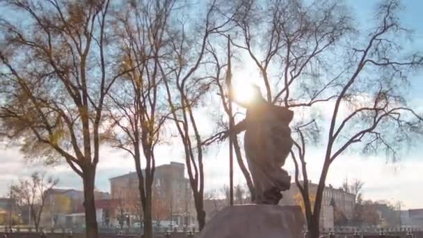 在乌克兰哈尔科夫的城市公园里, 圣使徒安德鲁的纪念碑 — 图库视频影像