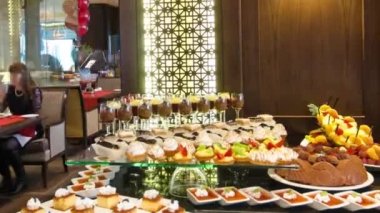 Branç için servis edilen restoran masası zaman aşımına uğramış.