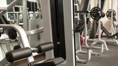 Yeni modern spor salonunun içinde ekipman zamanlaması yüksek hızda