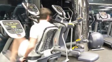 Yeni modern spor salonunun içinde ekipman zamanlaması yüksek hızda