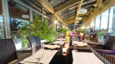 Gıcır gıcır Avrupa restoranının ve bar zaman kavramının iç mekanı