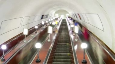 İnsanlar yürüyen bir metro timelapse hyperlapse içinde hareket
