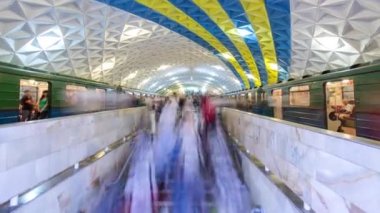 Harkov metro timelapse hyperlapse hatta Kholodnogorska Sportivna metro İstasyonu'ndan çıkış yapan bir metro