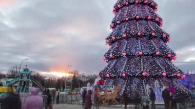 Şehir Merkezi Noel ağacı, özgürlük kare timelapse Kharkov, Ukrayna.