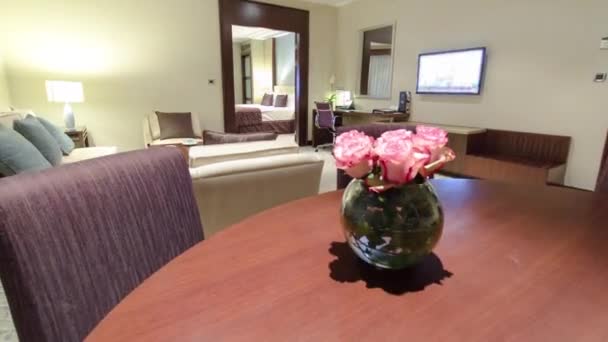 Современный интерьер гостиной со спальней на заднем плане — стоковое видео