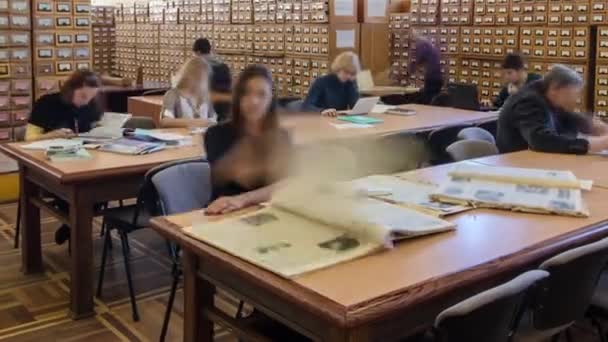 Учащиеся в читальном зале Национальной библиотеки по расписанию — стоковое видео