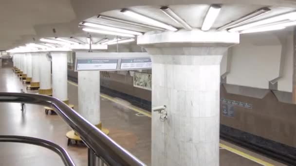 Un tren subterráneo que sale de la estación de metro Oleksievska en Oleksievska Line of Kharkiv metro timelapse hyperlapse — Vídeos de Stock