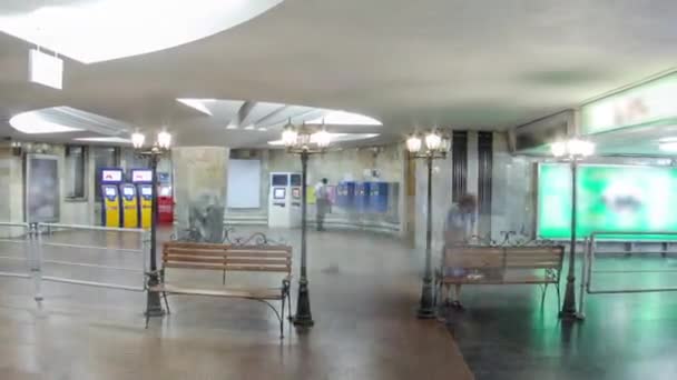 Ingang metrostation van het historisch Museum op de Saltivska-lijn van Charkov metro timelapse hyperlapse — Stockvideo