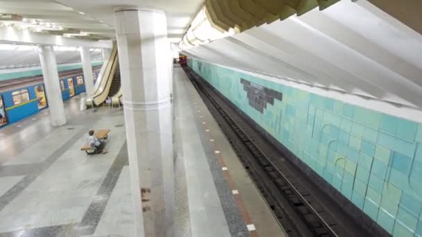 Een ondergrondse trein vertrekt vanaf het metrostation Metrobudivnikiv op de Oleksievska lijn van Charkov metro timelapse hyperlapse — Stockvideo