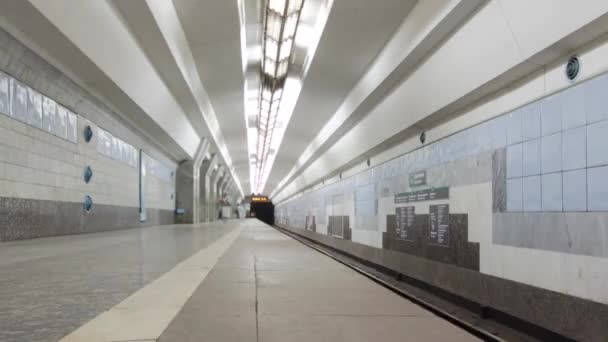 Ett underjordiskt tåg avgår från Derzhprom tunnelbanestation på Oleksievska raden i Kharkiv metro timelapse hyperlapse — Stockvideo