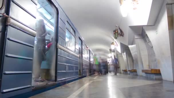 Un tren subterráneo que sale de la estación de metro de Pushkinska en Saltivska Line of Kharkiv metro timelapse hyperlapse — Vídeo de stock
