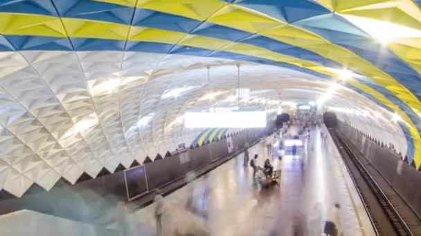 Um trem subterrâneo partindo da estação de metrô Sportivna na linha Kholodnogorska de Kharkiv metro timelapse hyperlapse — Vídeo de Stock