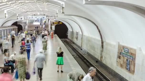 Um trem subterrâneo que parte da estação de metro Defensores da Ucrânia na Linha Oleksievska de Kharkiv timelapse metro — Vídeo de Stock