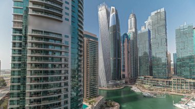 Panorama, Dubai marinasının limandaki en yüksek gökdelenleri ve yatları gösteriyor. Apartman binalarına, otellere ve ofis bloklarına, BAE 'nin modern yerleşim alanlarına bak