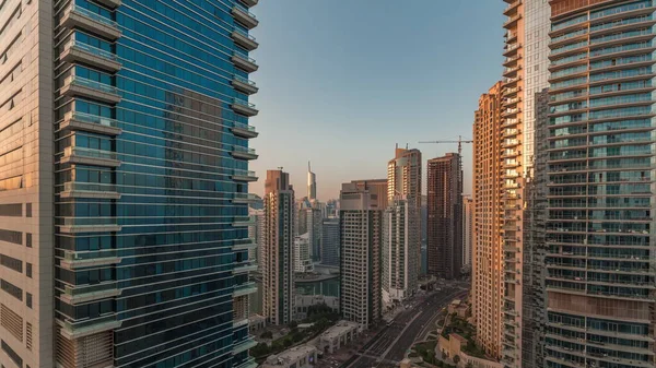 Dubai Marina Obszar Jbr Ruch Ulicy Poranny Timelapse Słońce Odbite — Zdjęcie stockowe