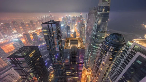 迪拜码头的天际线全景图显示了沿着海岸线从夜晚到白天的过渡时间被明亮的摩天大楼环绕的运河 日出前多雾的天气 Dubai 阿联酋 — 图库照片