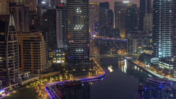 Dubai Marina Met Boten Jachten Geparkeerd Haven Verlichte Wolkenkrabbers Rond — Stockfoto