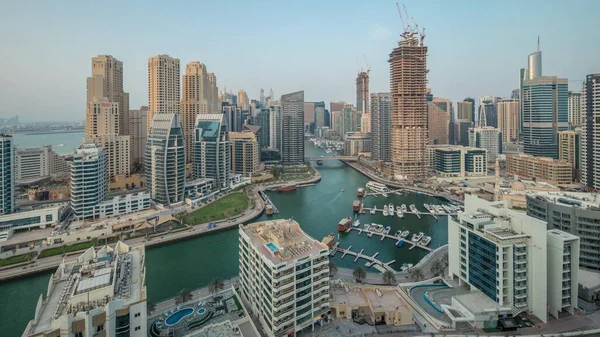 Panoráma Mutatja Dubai Marina Több Hajó Jachtok Parkoló Kikötő Felhőkarcolók — Stock Fotó