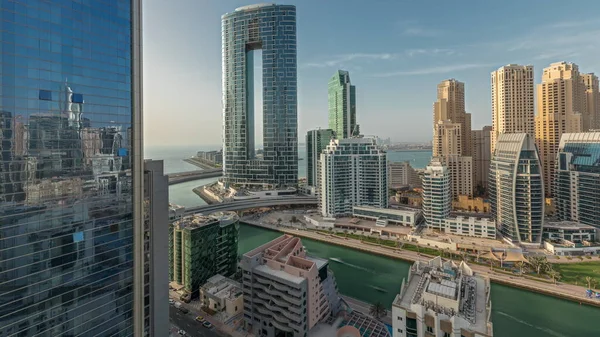 全景图展示了迪拜滨海摩天大楼和Jbr区的豪华建筑和度假胜地的空中时间 有手掌和小船漂浮在运河中 — 图库照片