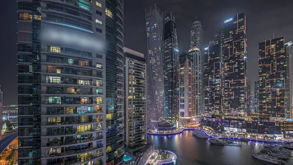 全景展现了迪拜码头最高的摩天大楼和游艇在港口航夜中穿行 查看阿联酋的公寓楼 酒店和办公大楼 现代住宅发展 — 图库照片