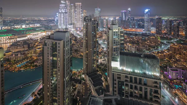パノラマは 大きな未来的な都市の夜のタイムラプスの空中ビューを示しています 高層ビルや伝統的な住宅が多いビジネスベイとダウンタウン地区 ドバイ アラブ首長国連邦スカイライン — ストック写真