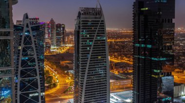 Dubai çok amaçlı emtia merkezi karma kullanım bölgesinin bir parçası olan JLT bölge hava sahasındaki uzun binalar. Arka planda villalar ve yol trafiği