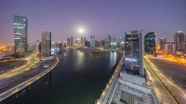 비즈니스 Dubai Business Bay 빌딩들의 경관은 뜨면서 파노라마 방향으로 하늘을 — 스톡 사진