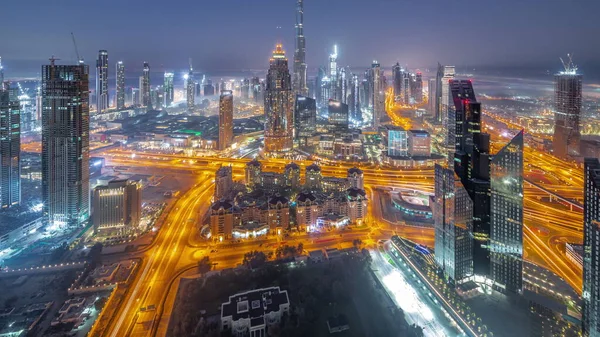 Dubai şehir merkezindeki en yüksek kulelerden oluşan hava manzarası. Gün doğmadan önce geçiş zamanı. Finansal bölge ve şehir merkezindeki iş alanı. Gökdelen ve yüksek binalar