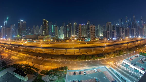 ドバイ マリーナの高層ビル群とシェイク ザイド道路のパノラマ 日の出前の近代的な塔の近くの高速道路での交通 アラブ首長国連邦 — ストック写真