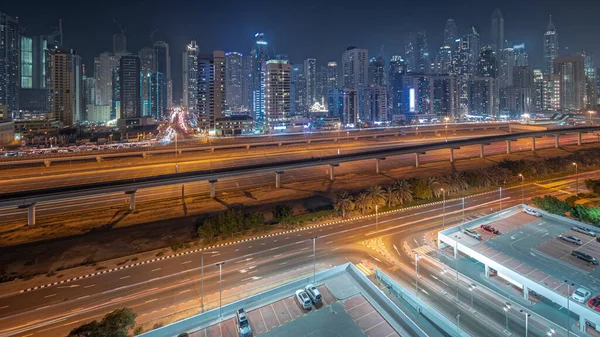 Panorama, Dubai marinasının gökdelenlerin en yüksek binasını gösteriyor. JLT bölgesinden apartman binalarına, otellere ve otoyol yakınlarındaki iş kulelerine hava manzarası.