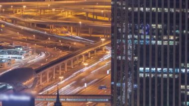 Dubai marina kuleleri, Şeyh Zayed yolu üzerinde gece metro istasyonunun yakınında trafik var..