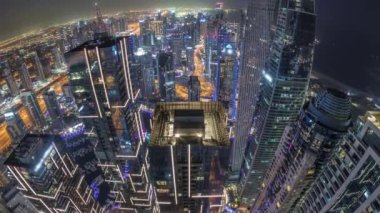 Dubai Marina 'nın Skyline panoraması tüm gece boyunca kıyı şeridi boyunca gökdelenlerle çevrili kanalı gösteriyor. Dubai, BAE