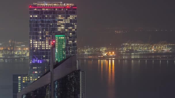 Vista aérea de arranha-céus JBR e Dubai Marina e edifícios de luxo noite timelapse de cima — Vídeo de Stock