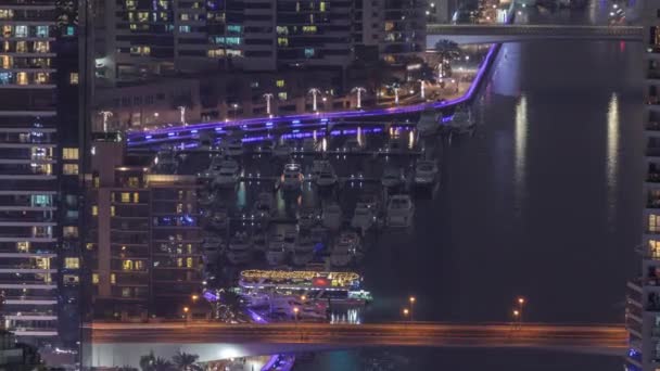 Pohled na Dubai Marina ukazuje kanál obklopen mrakodrapy podél pobřeží noční timelapse. DUBAI, SAE — Stock video