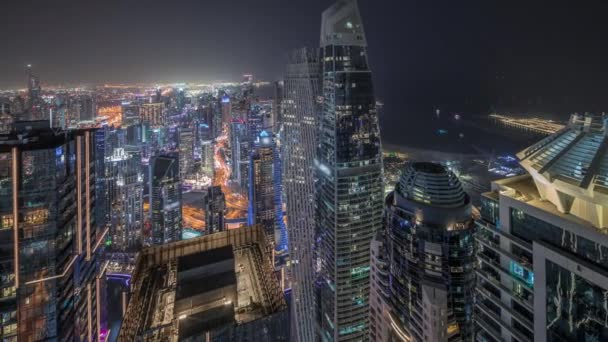 Panorama che mostra il quartiere JBR e Dubai Marina con JLT. Traffico tra grattacieli aereo notte timelapse. — Video Stock