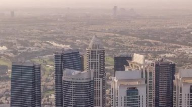 Jumeirah Lakes Kuleleri bölgesinde Şeyh Zayed Yolu boyunca birçok gökdelen var..