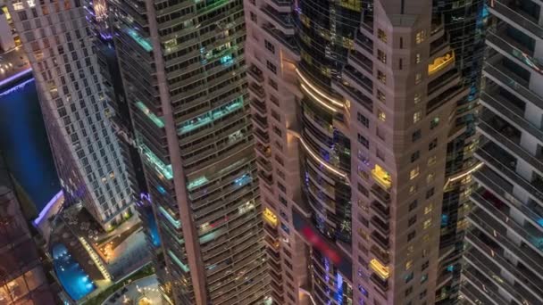 Mirando hacia abajo ver perspectiva en la noche destacado lujo Dubai Marina rascacielos noche timelapse, Dubai, Emiratos Árabes Unidos — Vídeos de Stock