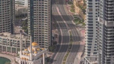 Yukarıdan JBR ve Dubai Marina gökdelenlerinin ve lüks binaların hava manzarası