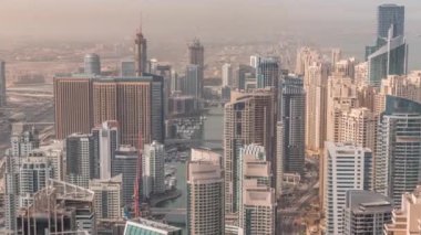 Dubai Marina 'nın Skyline panoramik görüntüsü kıyı şeridi boyunca gökdelenlerle çevrili yapay bir kanal gösteriyor. Dubai, BAE