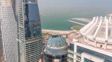 Yukarıdan JBR ve Dubai Marina gökdelenlerinin ve lüks binaların hava manzarası