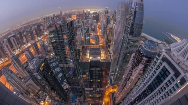 Skyline panorama Dubai Marina pokazuje kanał otoczony drapaczami chmur wzdłuż linii brzegowej noc po dniu timelapse. Dubaju, Zjednoczone Emiraty Arabskie — Wideo stockowe