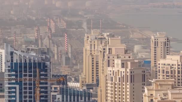 Luftaufnahme von JBR und Dubai Marina Wolkenkratzern und Luxusgebäuden im Zeitraffer von oben — Stockvideo
