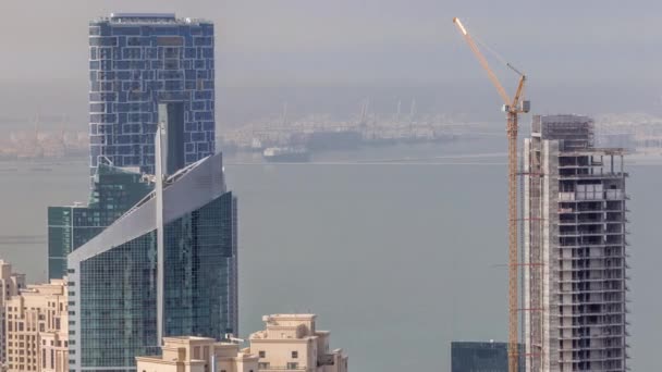 Vista aérea de los rascacielos JBR y Dubai Marina y edificios de lujo timelapse desde arriba — Vídeos de Stock